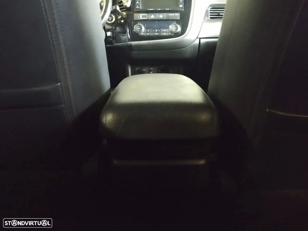 Mitsubishi Outlander - 23