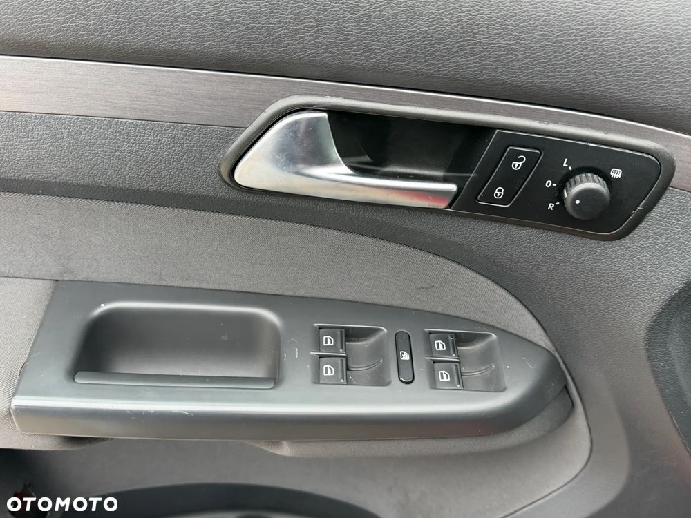 Volkswagen Touran - 12