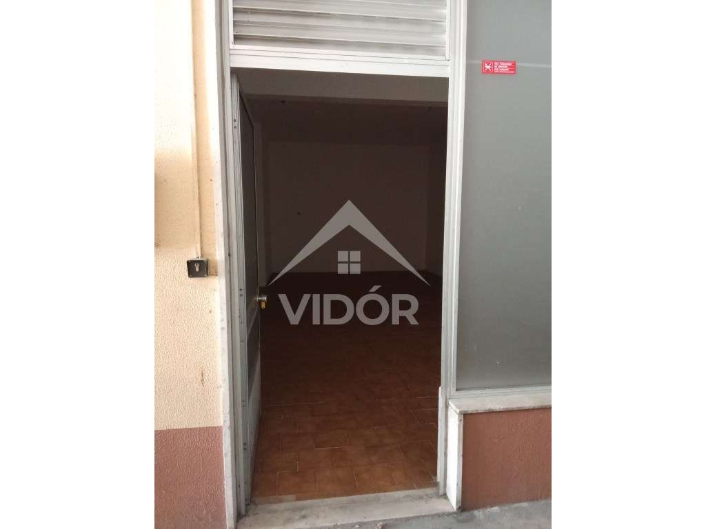 Loja Escritório c/ montra - Entre o Liceu e a João de Barros - Grande imagem: 3/8