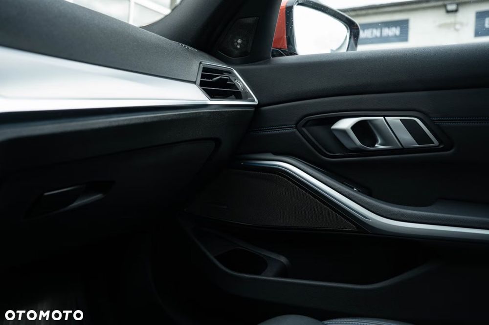 BMW Seria 3 330e xDrive - 28