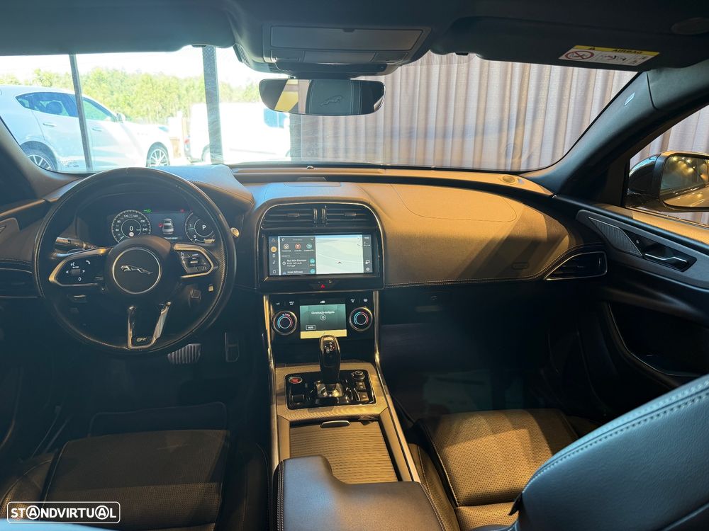 Jaguar XE 2.0 D200 R-Dynamic HSE - 31