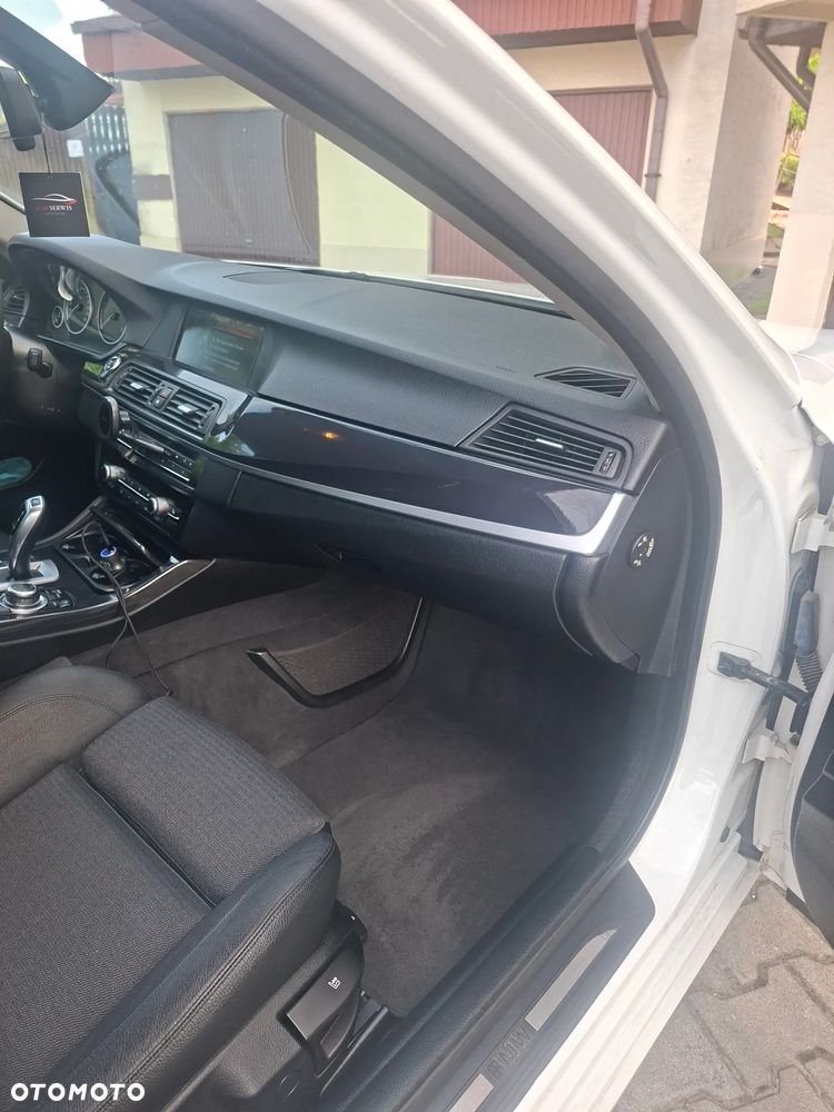 BMW Seria 5 525d xDrive - 10