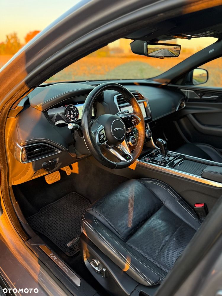 Jaguar XE 2.0 P300 AWD R-Dynamic HSE - 13