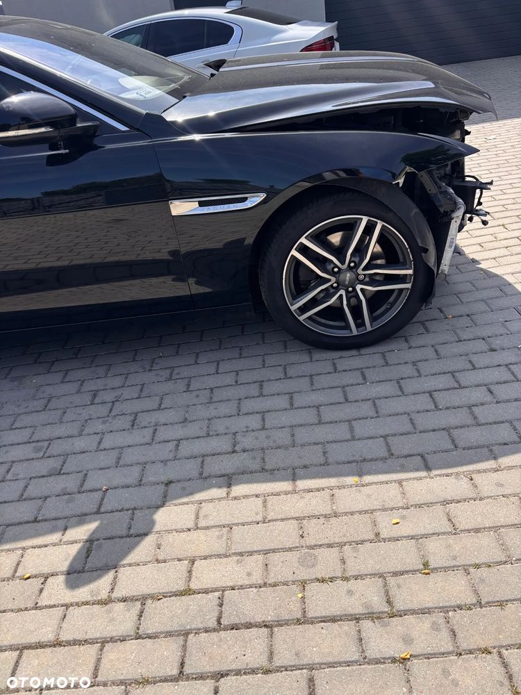 Jaguar XE 2.0 T AWD Pure - 9