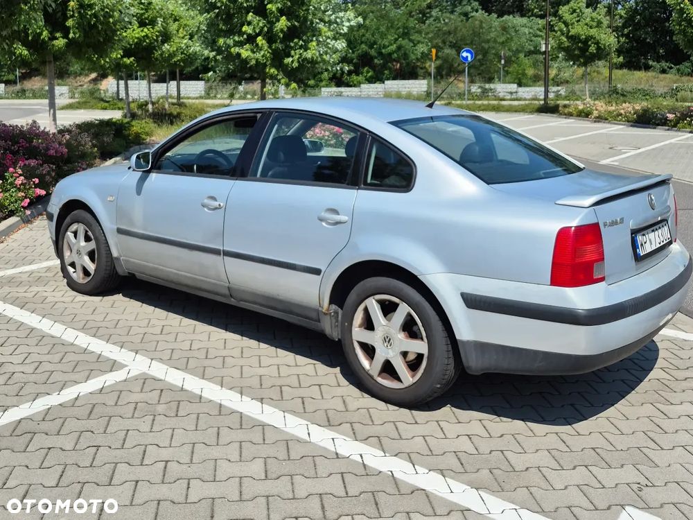 Volkswagen Passat 1.6 Comfortline - 11