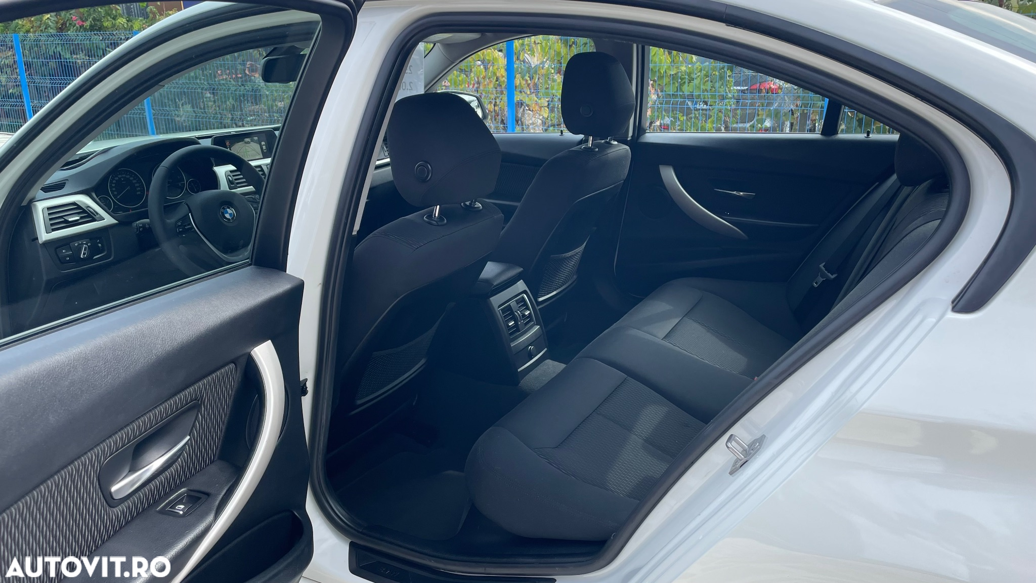 BMW Seria 3 318d Sport Line - 10