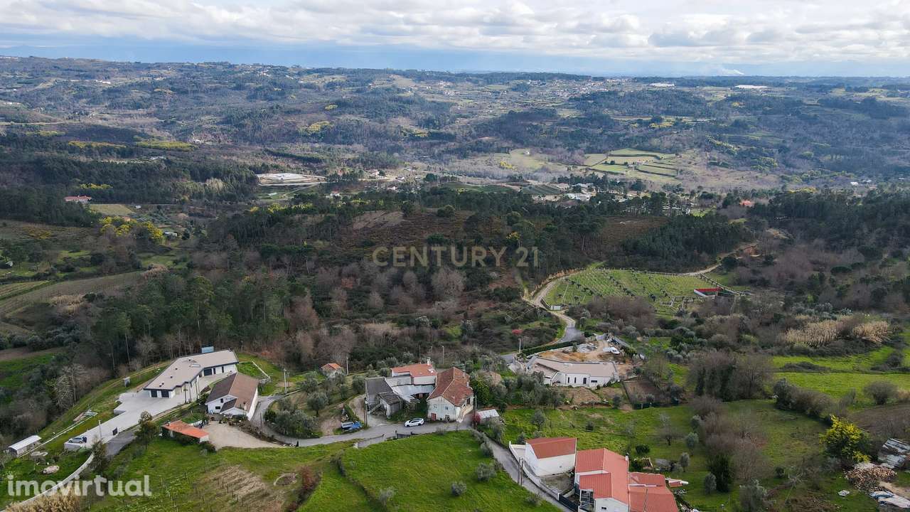 Quintinha com casa de pedra , várias construções e três artigos rústic - Grande imagem: 3/13