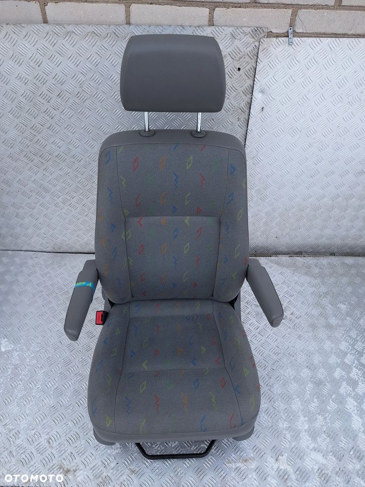 FOTEL OBROTOWY LEWY PRZÓD KIEROWCY PODŁOKIETNIKI  OBROTNICA VW TRANSPORTER T5 CARAVELLE - 1