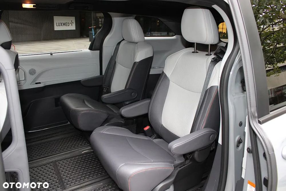 Toyota Sienna - 11