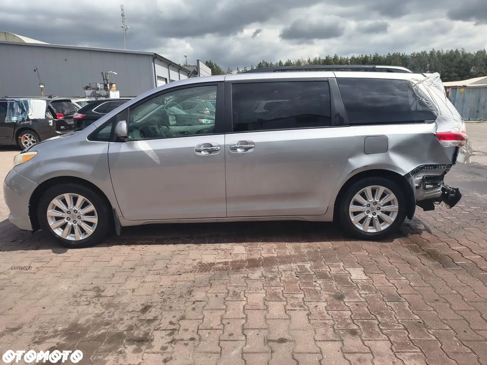 Toyota Sienna - 7