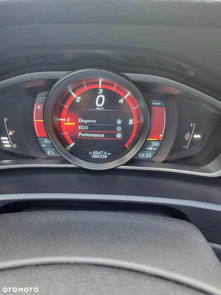 Volvo V40 D2 R Design - 34