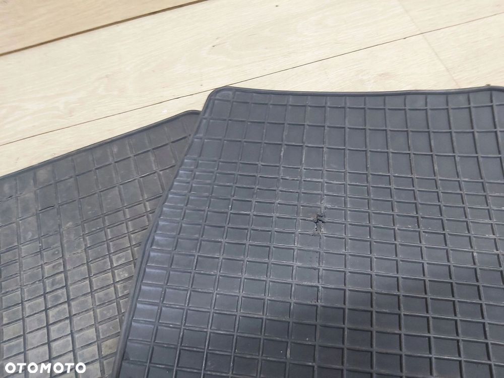 Toyota Yaris II 06-11r wycieraczka gumowa ORYGINAŁ dywanik gumowy Komplet - 5