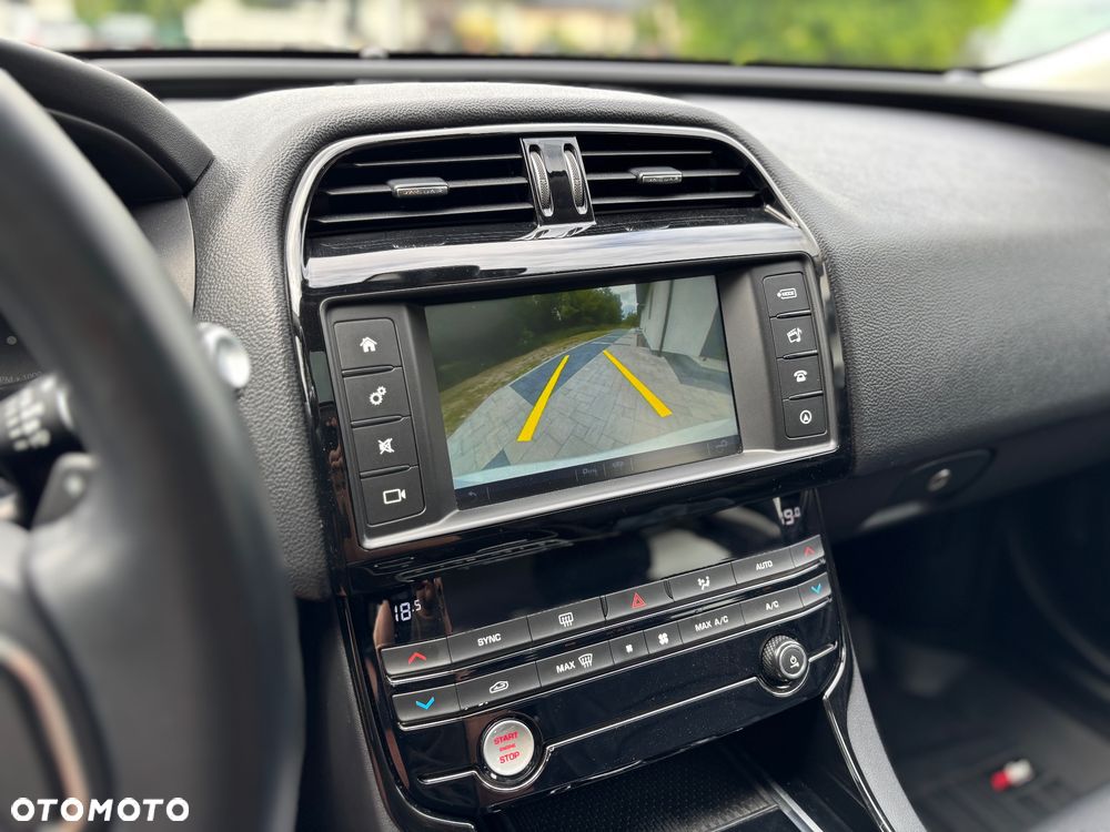 Jaguar XE 2.0 T Prestige - 29