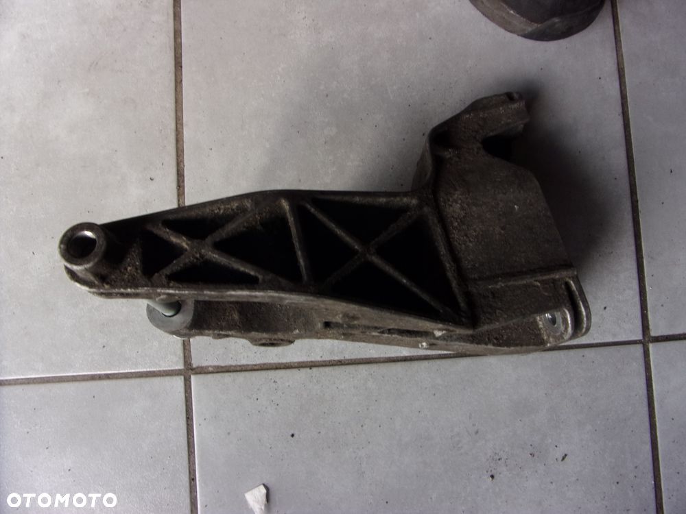 Łapa silnika Volkswagen Transporter T5 1.9TDI 7H0199343 - 2