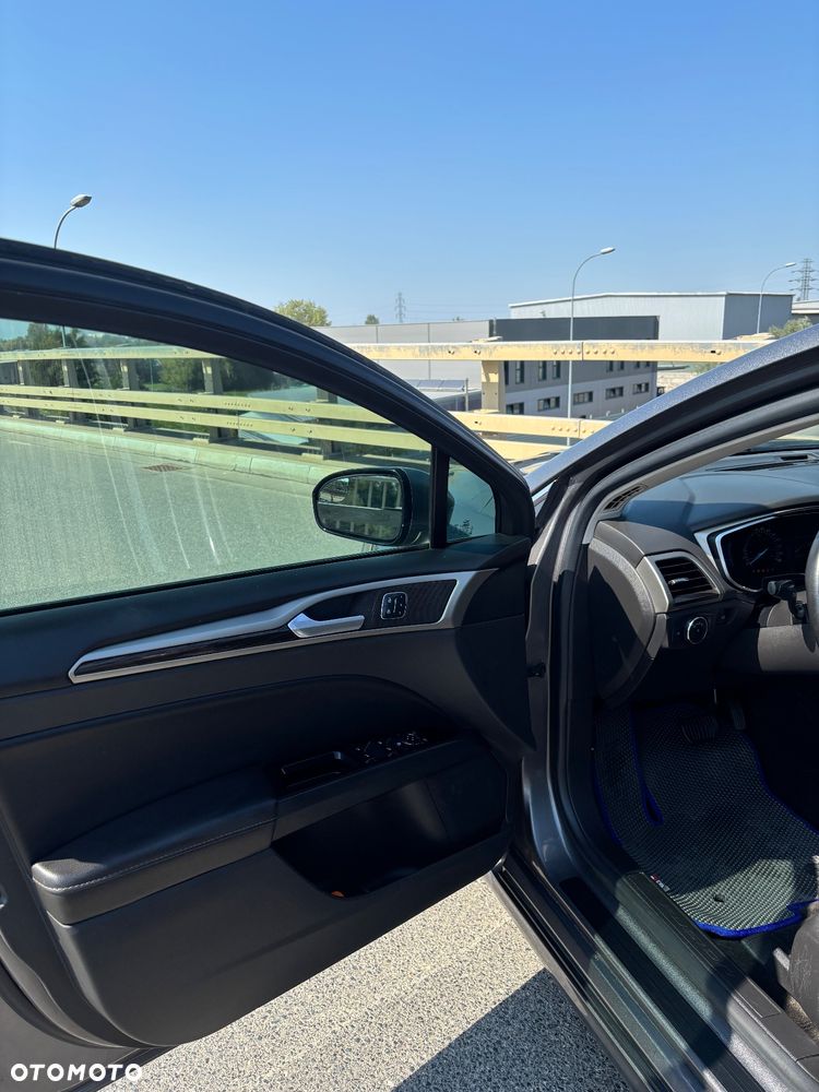 Ford Fusion - 16