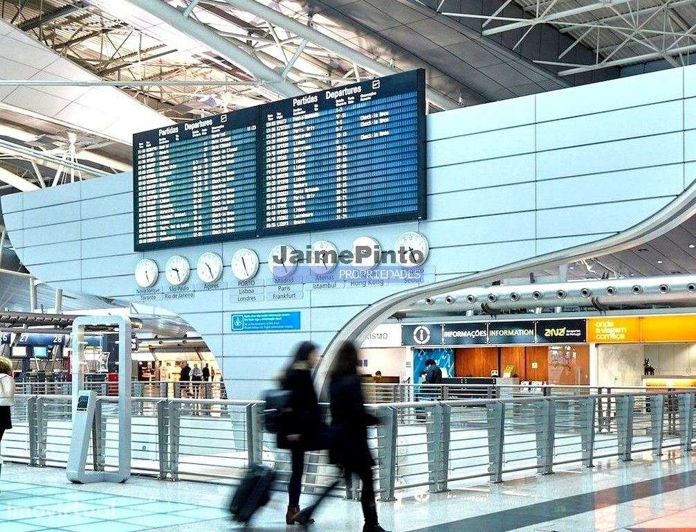 Parque Automóvel Aeroporto do Porto. Porto, Maia. - Grande imagem: 2/4