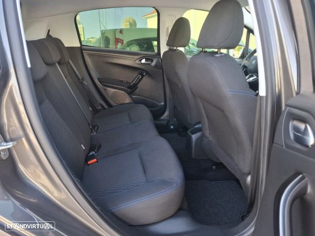 Peugeot 208 1.2 PureTech Signature - 37