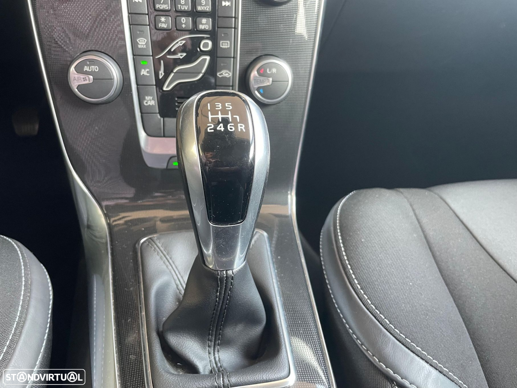 Volvo V40 2.0 D2 Momentum Eco - 26