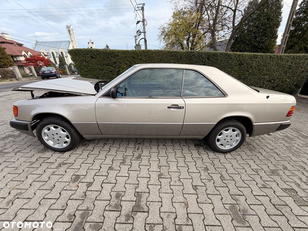 Mercedes-Benz W124 1988 photo 4
