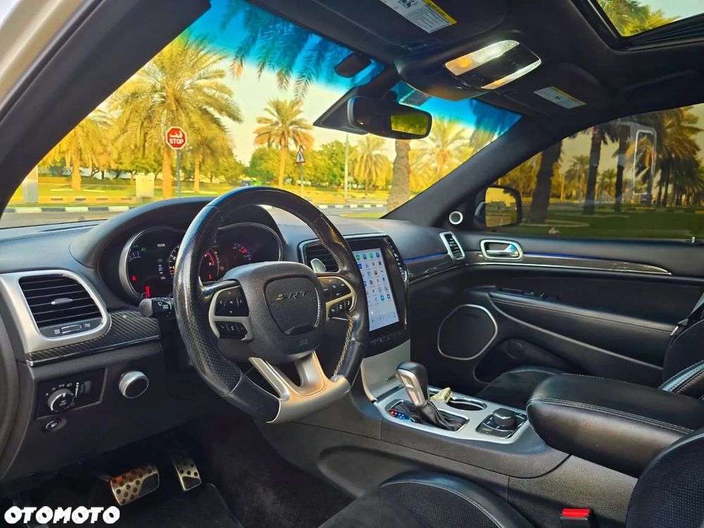 Jeep Grand Cherokee SRT8 - 11