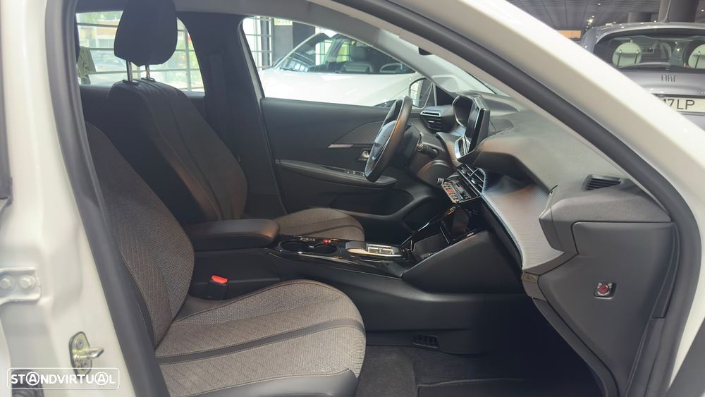 Peugeot e-208 Allure - 31