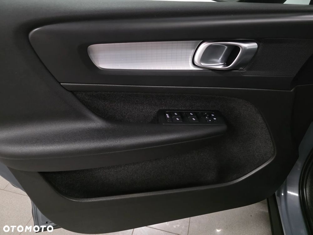Volvo XC 40 B3 B DKG Ultra Dark - 24