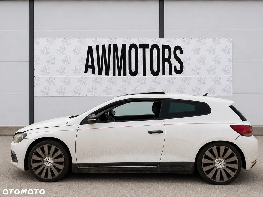 VOLKSWAGEN SCIROCCO 2009 *SAMOCHÓD NA CZĘŚCI* 5850  MASKA, LAMPA, DRZWI, LUSTERKO, ZDERZAK, GRILL, BŁOTNIK, KLAPA, BELKA, DESKA, FOTELE, KANAPA, ĆWIARTKA KIEROWNICA, TARCZE, ZACISKI, ZAWIESZENIE, KOMPLETNY PRZÓD, KOMPLETNY TYŁ, LICZNIK, ZEGARY, PRAWE LEWE PRZÓD TYŁ - 2
