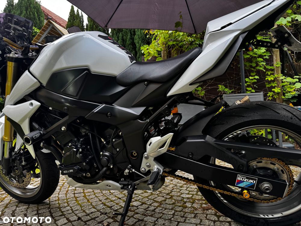 Suzuki GSR - 3
