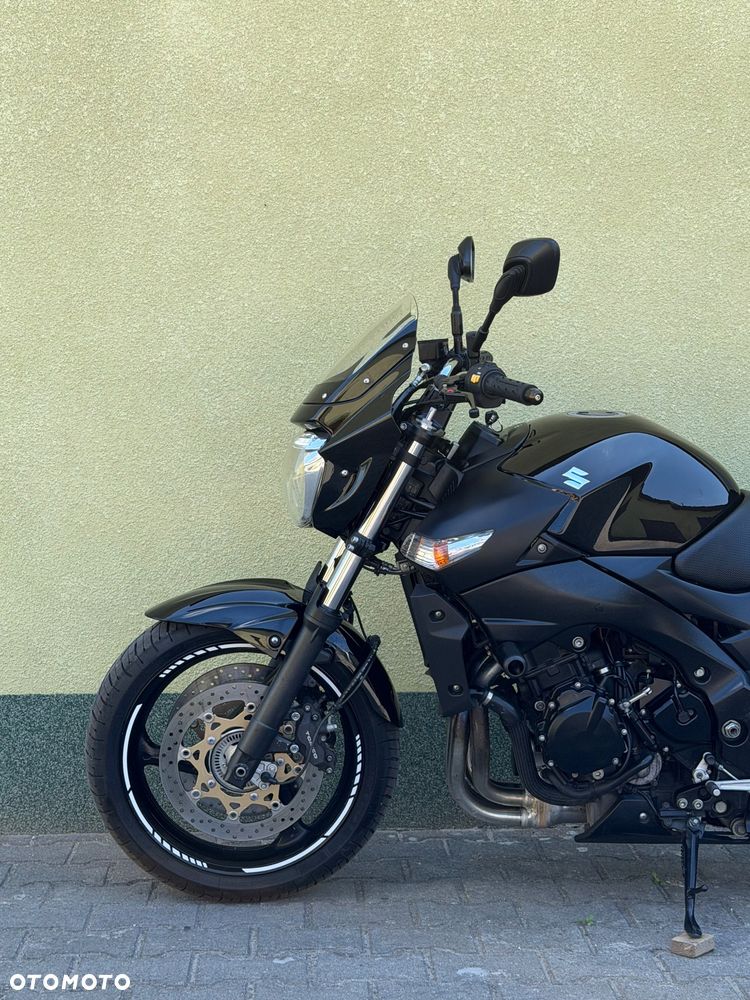 Suzuki GSR - 26
