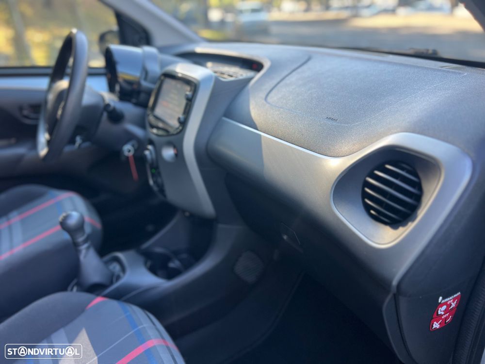 Peugeot 108 1.2 PureTech Top! Style - 12