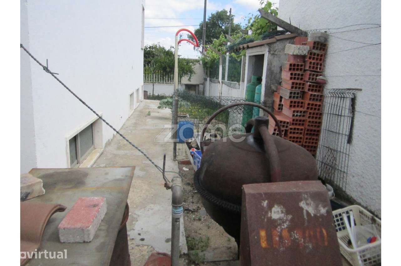 Moradia para Reabilitação com Lote de 420 m² em Fernão Ferro - Grande imagem: 4/23