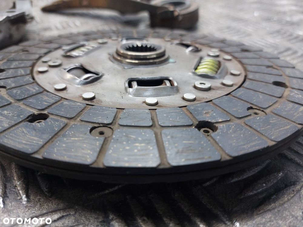 SPRZĘGŁO TARCZA + DOCISK + ŁOŻYSKO OPOROWE TOYOTA YARIS I 1.4 D4D - 7