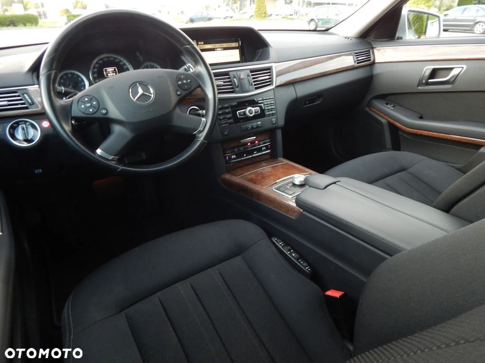 Mercedes-Benz Klasa E 250 CGI BlueEff Elegance - 26