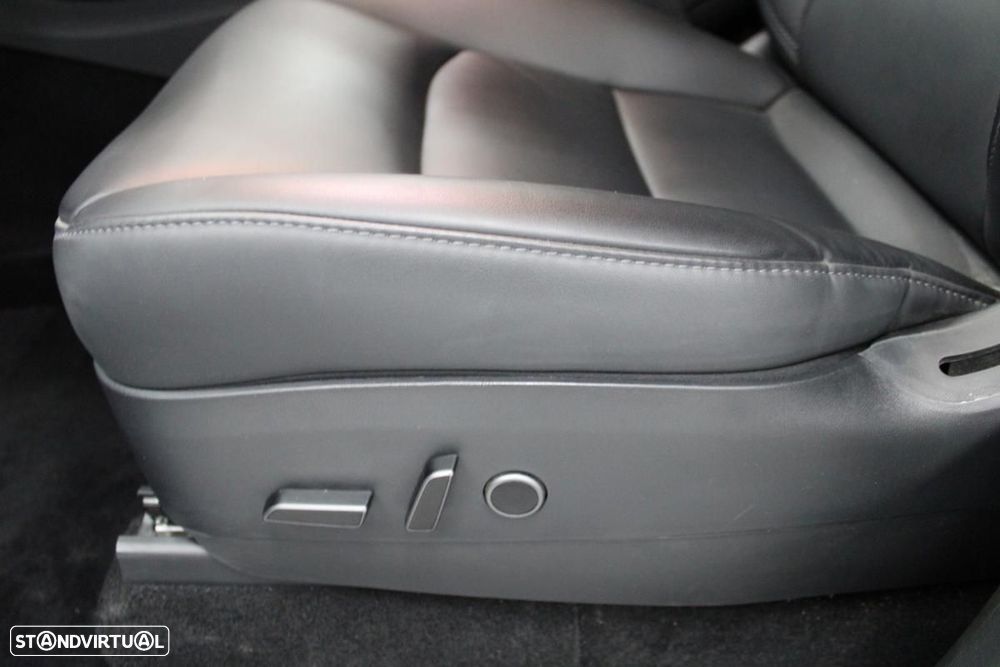 Tesla Model Y Long Range Dual Motor AWD - 13