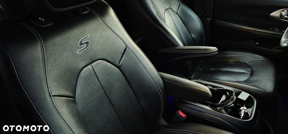 Chrysler Pacifica - 12