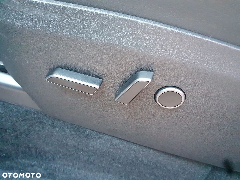 Tesla Y Long Range RWD - 16