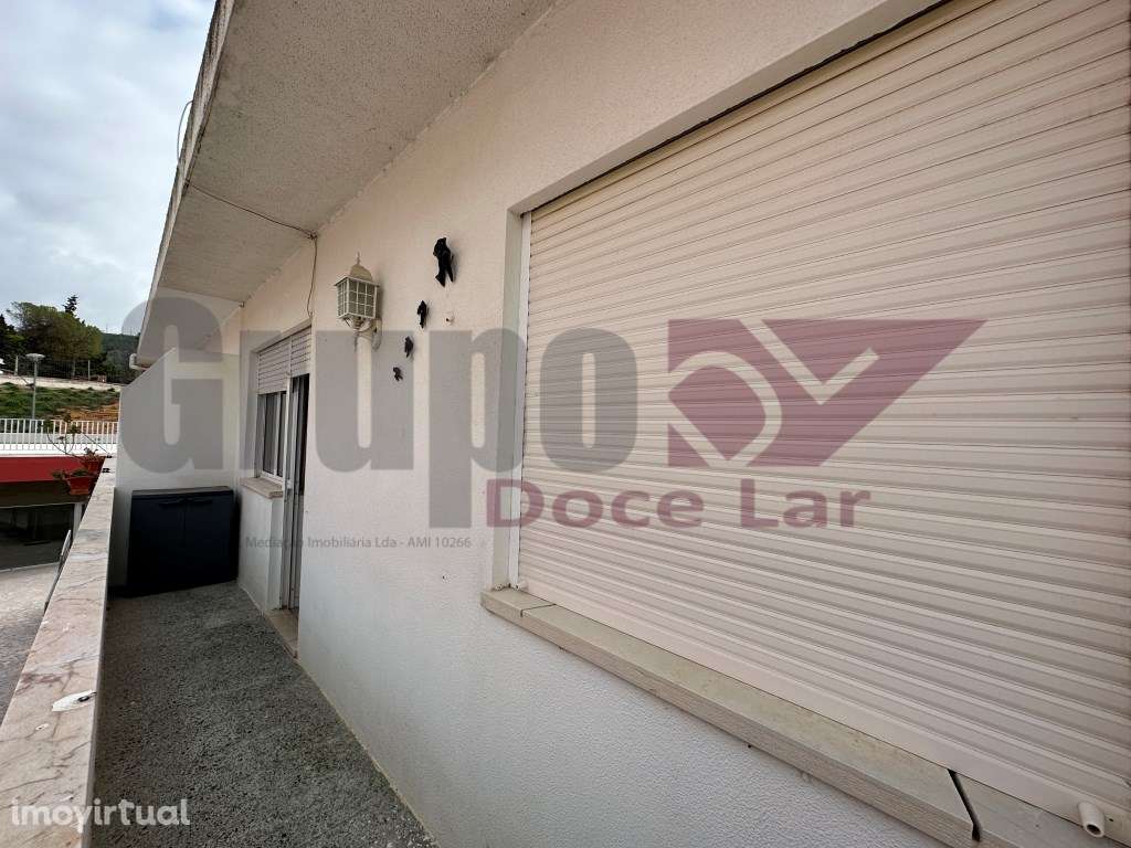 Apartamento T2+1 com Sótão a 350metros da praia de Sesimbra - Grande imagem: 2/36