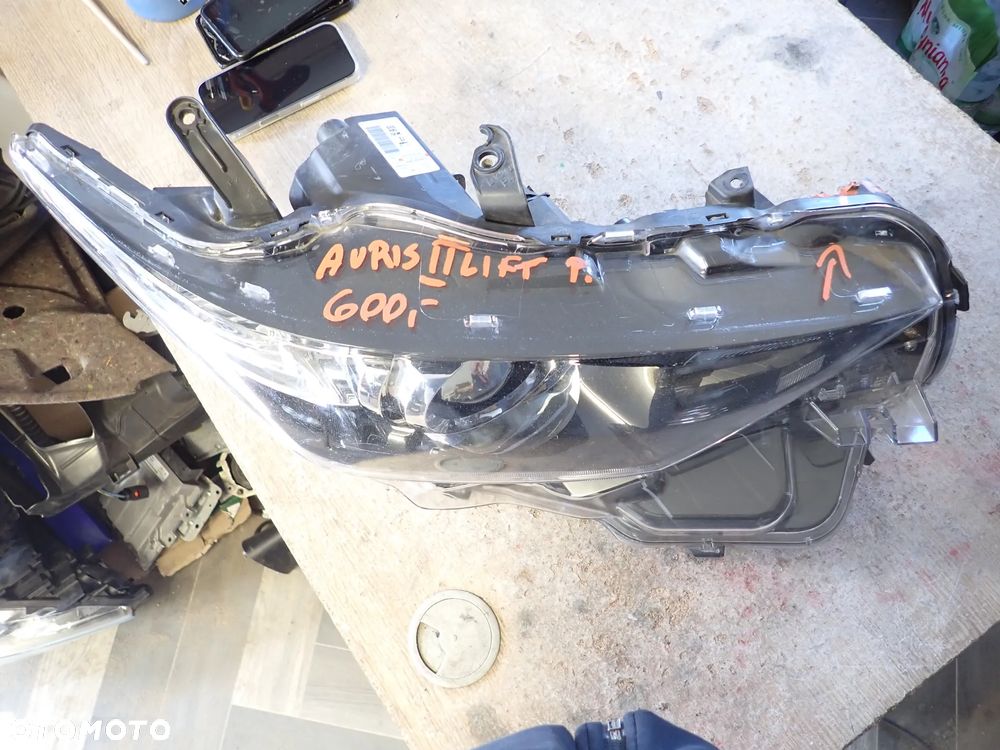 TOYOTA AURIS II LIFT LAMPA PRAWY PRZÓD - 1