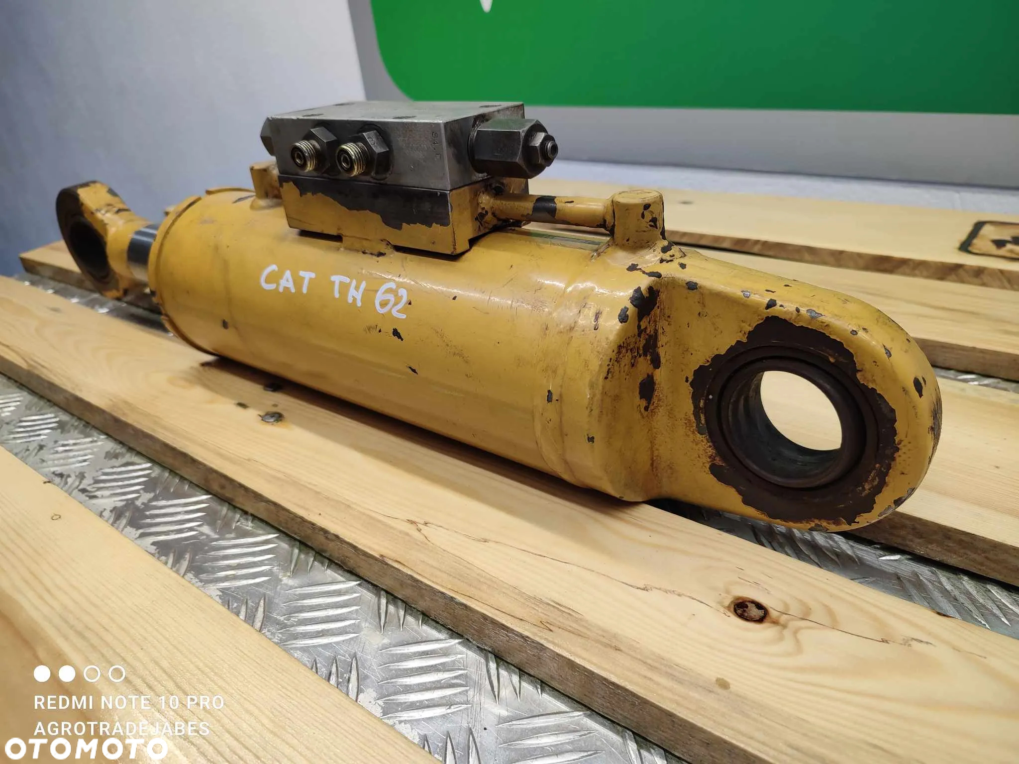 Siłownik poziomowania osi CAT TH 63 - 4