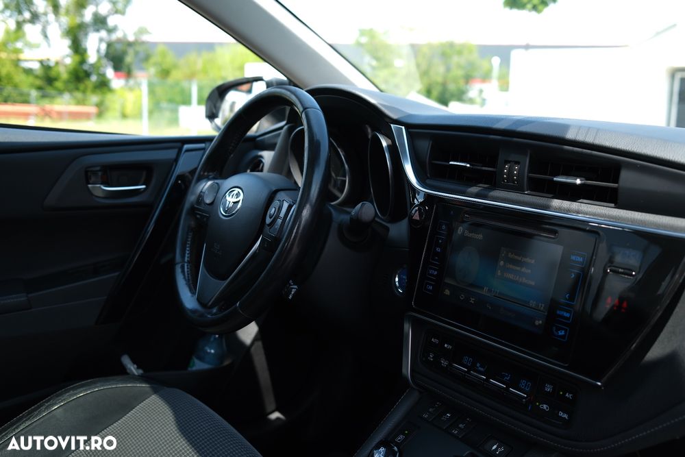 Toyota Auris 1.8 L VVT-i HSD Sol + - 8
