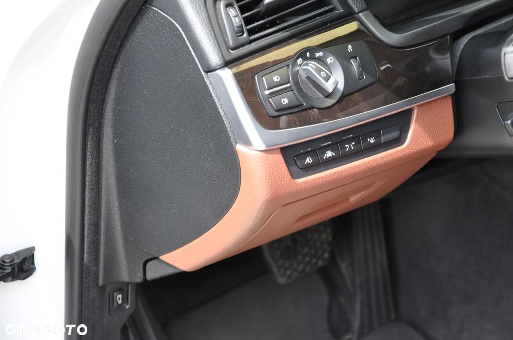 BMW Seria 5 535i xDrive - 23