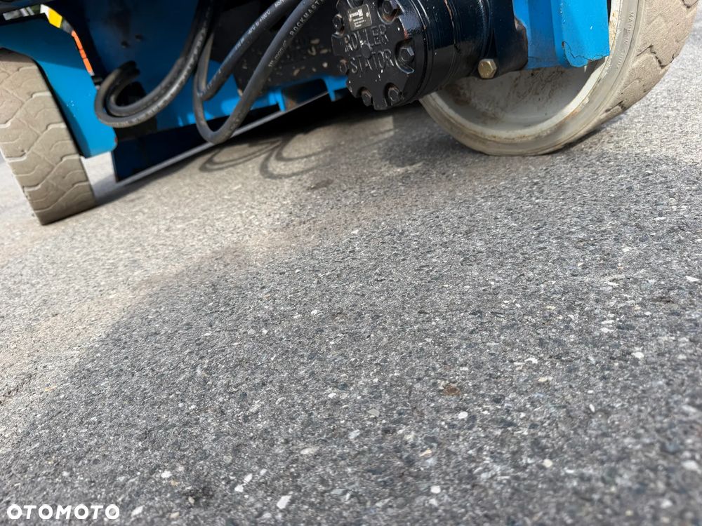 Genie GS-4047. Zwyżka Platforma Nożycowa 14 metrów wysokość robocza. Podnośnik przywieziony z Norwegii praktycznie zerowe zużycie. Pracował w urzędzie komunalnym 1 raz w roku okres świąteczny! Udzwig 380 kg. Rozsuwany Balkon. Sterowanie góra dół. Akumlatory w świetnej kondycji z 2024 roku. Wielka Okazja! - 16