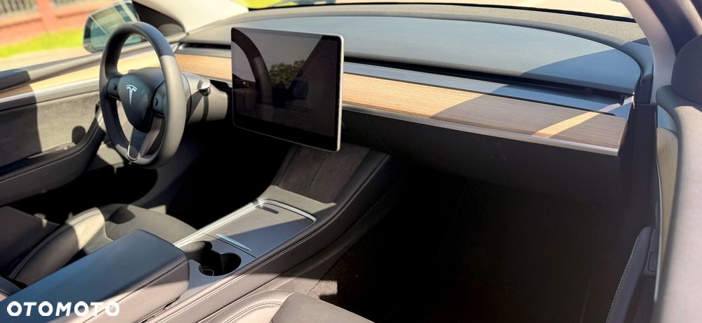 Tesla Model Y Long Range Dual Motor AWD - 8