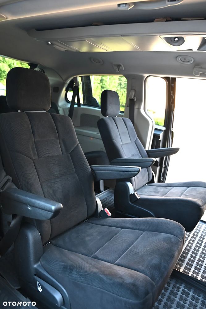Chrysler Town & Country - 27