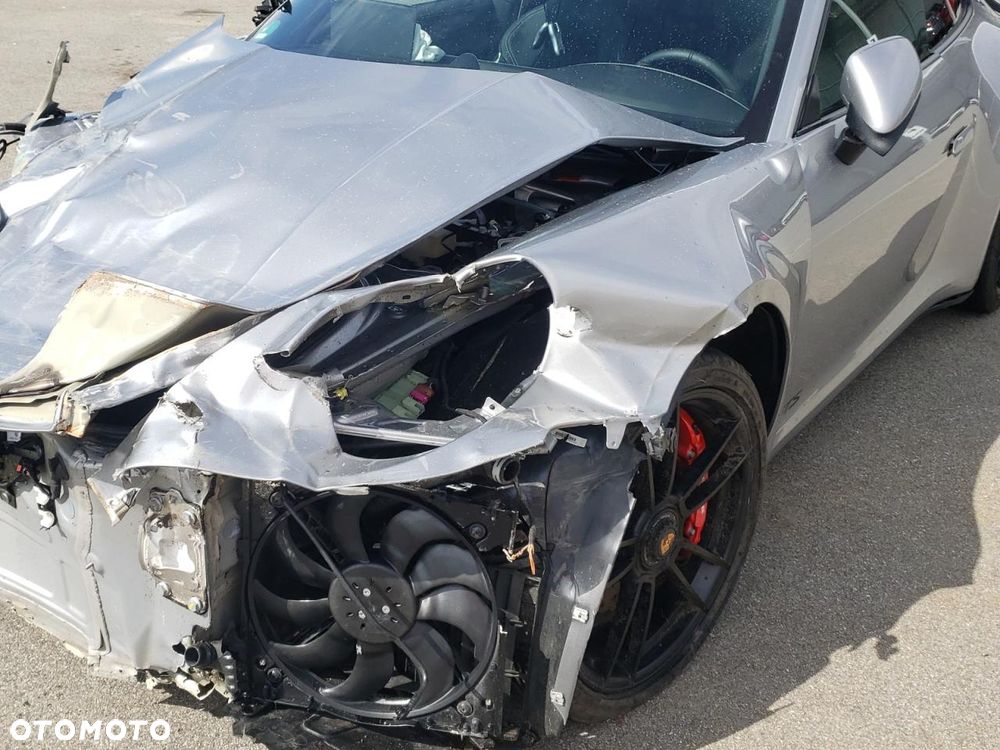 Porsche 911 Carrera 4 GTS PDK - 4