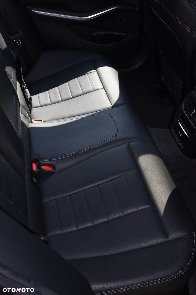 BMW Seria 3 320e M Sport sport - 16