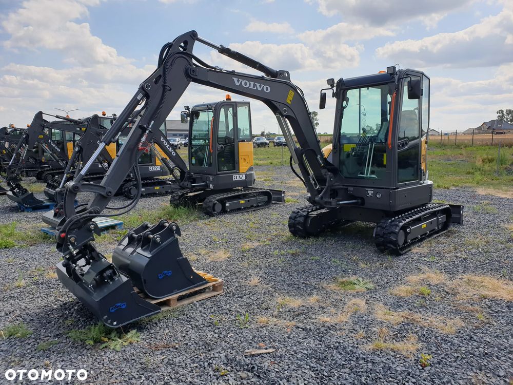 Volvo ECR40F KLIMATYZACJA NOWA DOSTĘPNA OD RĘKI, SZYBKOZŁĄCZE, DŁUGIE RAMIĘ, OBRÓT W OBRYSIE, ŁYŻKI: 300, 600, 1200MM SKARPOWA HYDRAULICZNA STEROWANA Z JOYSTICKA - 1