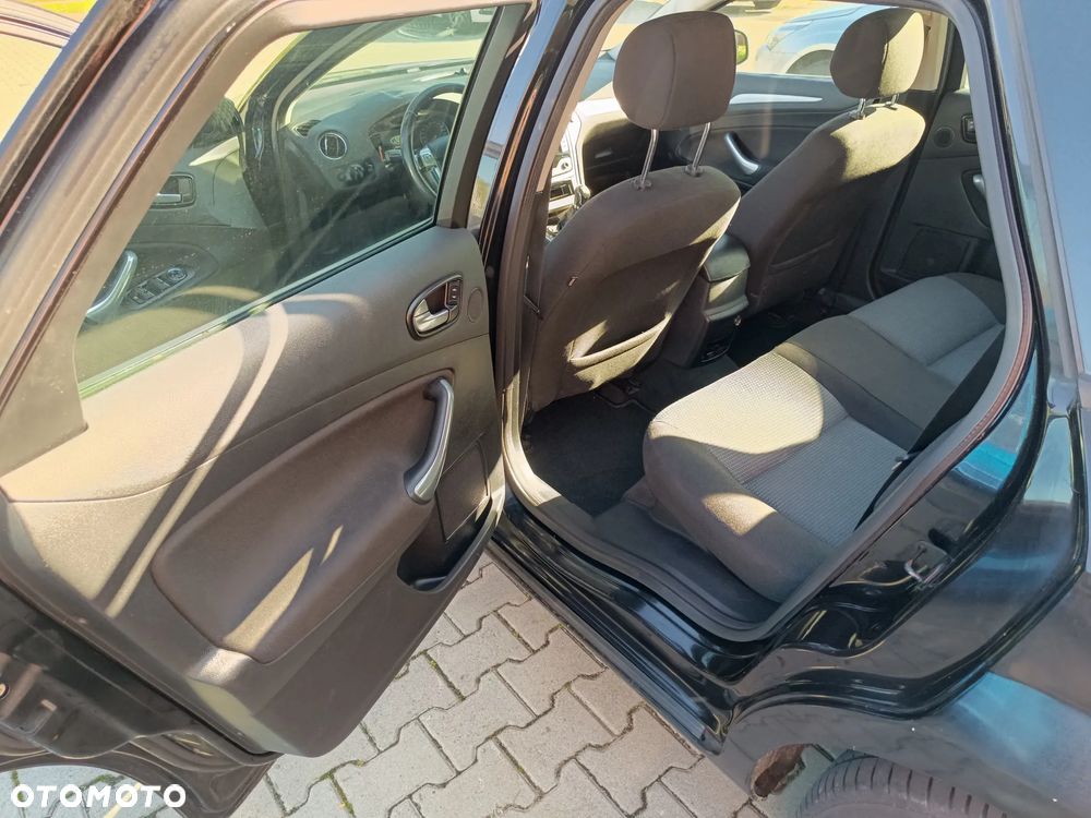 Ford Mondeo 2.0 Ambiente - 11