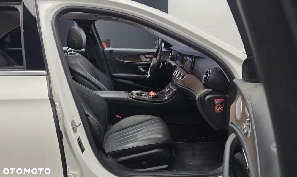 Mercedes-Benz Klasa E 300 9G-TRONIC Exclusive - 17