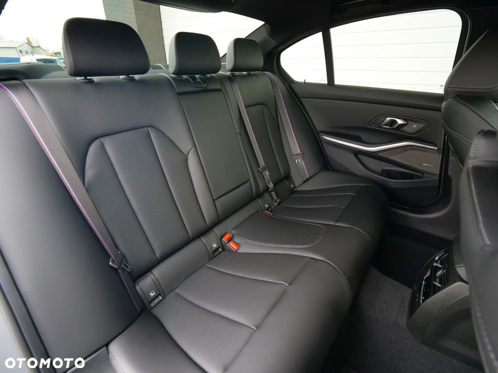 BMW Seria 3 330i xDrive M Sport sport - 38